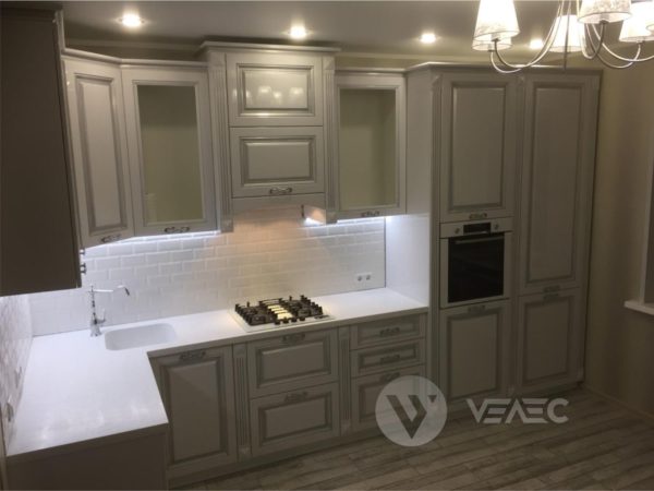 Классическая кухня с мягкой подсветкой