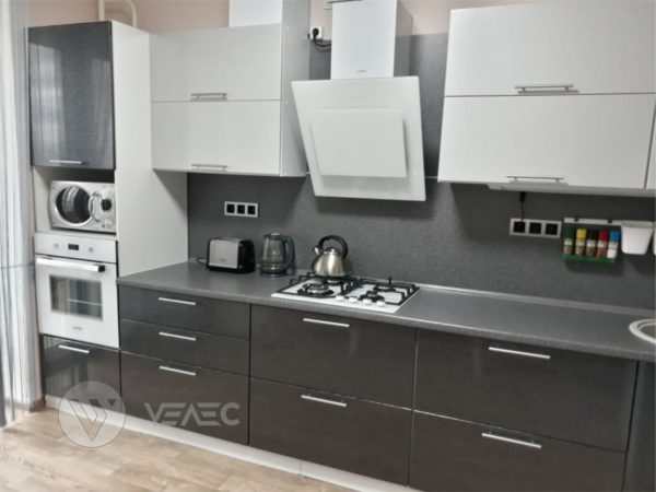 Белая кухня модерн столешница под камень